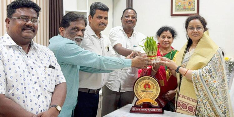 ମୋ କଟକ ସୁରକ୍ଷା ମଞ୍ଚ ପକ୍ଷରୁ ନୂତନ ଏଡିଏମଙ୍କୁ ସମ୍ବର୍ଦ୍ଧନା