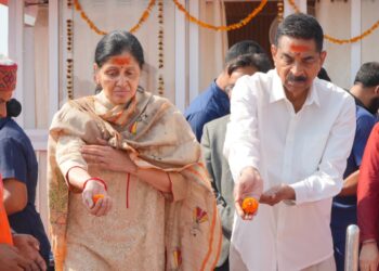 ସଂଗମରେ ବୁଡ଼ ପକାଇଲେ ରାଜ୍ୟପାଳ ଡ. ହରି ବାବୁ କମ୍ଭମପାଟି