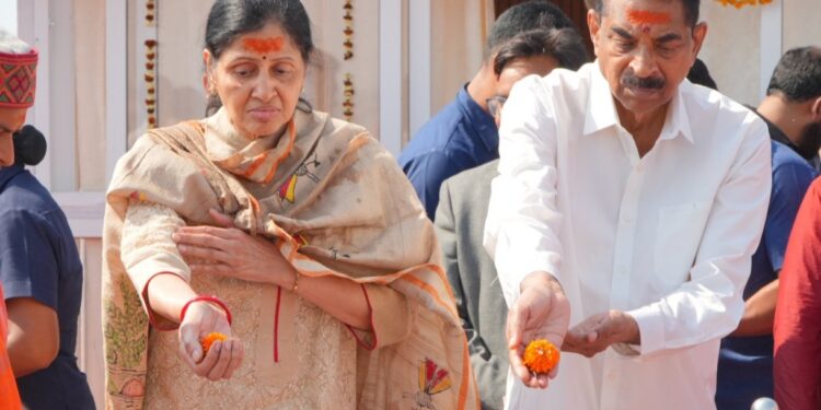 ସଂଗମରେ ବୁଡ଼ ପକାଇଲେ ରାଜ୍ୟପାଳ ଡ. ହରି ବାବୁ କମ୍ଭମପାଟି