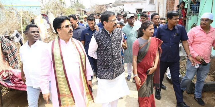 ବାଙ୍ଗିରିପୋଷି ଓ ବିଶୋଇ ବ୍ଲକ୍ ର କ୍ଷତିଗସ୍ତ ଅଂଚଳ ପରିଦର୍ଶନ କଲେ ରାଜସ୍ୱ ମନ୍ତ୍ରୀ