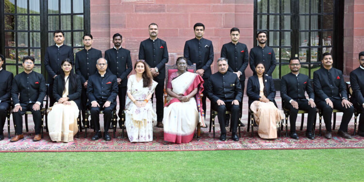 ଭାରତୀୟ ନୌସେନା ସାମଗ୍ରୀ ପରିଚାଳନା ସେବା ଓ ଅସ୍ତ୍ରଶସ୍ତ୍ର ସେବାର ଟ୍ରେନି ଅଧିକାରୀମାନେ ରାଷ୍ଟ୍ରପତିଙ୍କୁ ଭେଟିଲେ