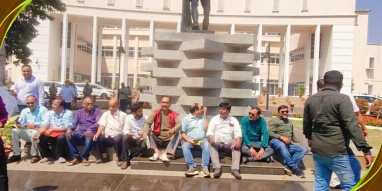 ସାମ୍ବାଦିକଙ୍କ ଉପରୁ ହଟିଲା ମୋବାଇଲ କଟକଣା