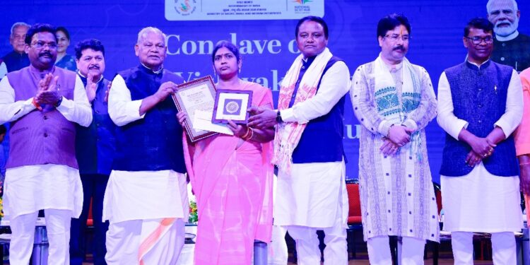 ବାରିପଦାସ୍ଥିତ ଶ୍ରୀରାମ ଚନ୍ଦ୍ର ଭଂଞ୍ଜଦେଓ ବିଶ୍ୱ ବିଦ୍ୟାଳୟ ପରିସରରେ ‘ପିଏମ୍‌ ବିଶ୍ୱକର୍ମା’ ଓ ‘ରାଷ୍ଟ୍ରୀୟ ଏସ୍‌.ଟି-ଏସ୍‌.ସି ହବ୍‍’ କନ୍‌କ୍ଲେଭ୍‌ ଉଦଘାଟିତ