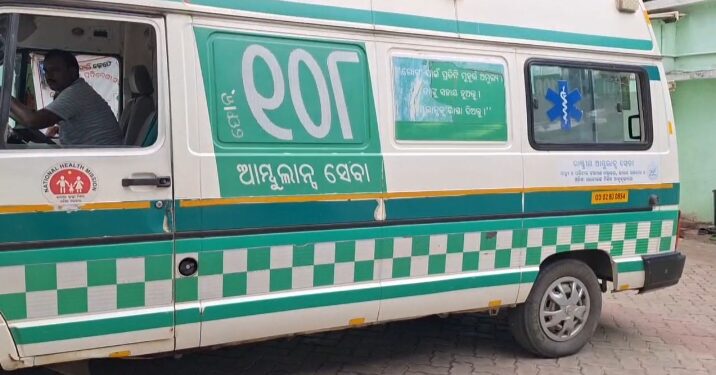 ଅବ୍ୟବସ୍ଥାରେ ୧୦୮ ଆମ୍ବୁଲାନ୍ସ ସେବା; କେବିନ ଭିତରେ ବର୍ଷା ପାଣି ଓଦାରେ ଯାଉଛି ରୋଗୀ