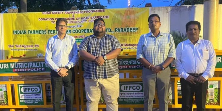 ପବିତ୍ର ରଥଯାତ୍ରା ଉପଲକ୍ଷେ ପୁରୀ ପ୍ରଶାସନ କୁ ଇଫକୋ ପାରାଦୀପ ୟୁନିଟ ପକ୍ଷରୁ ୨୦୦ ରୋଡ ବାରିକେଡ଼ ପ୍ରଦାନ