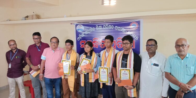 କେନ୍ଦ୍ରାପଡା କ୍ରେଡିଟ୍ ସୋସାଇଟ୍ ପକ୍ଷରୁ ମାଟ୍ରିକ ଜିଲ୍ଲା ଟପ୍ପରଙ୍କୁ ସମ୍ବନ୍ଧର୍ନା