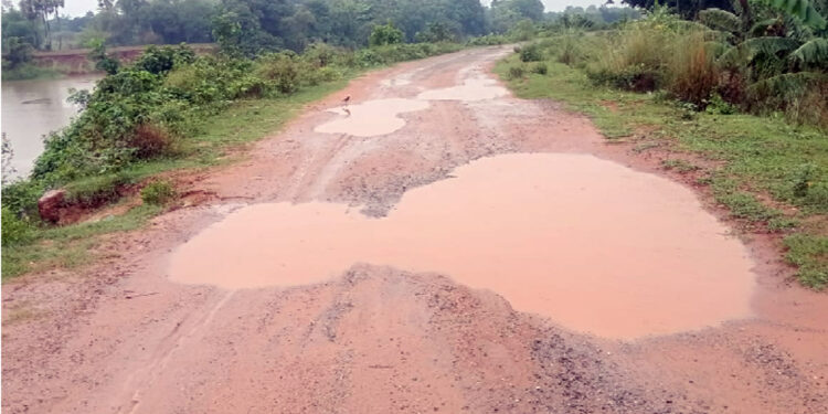 ରାସ୍ତାଯାକ ଖାଲି ଖାଲ ଟିକିଏ ହାଉଲେ ହାଉଲେ ଚାଲ