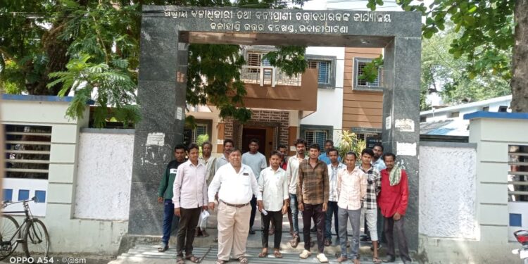 ପାଇଥିବା ଜଙ୍ଗଲ ଜମି ରେ ଚାଷ କଲେ ଫରେଷ୍ଟ ଗାର୍ଡ ଙ୍କ ନାଲି ଆଖି