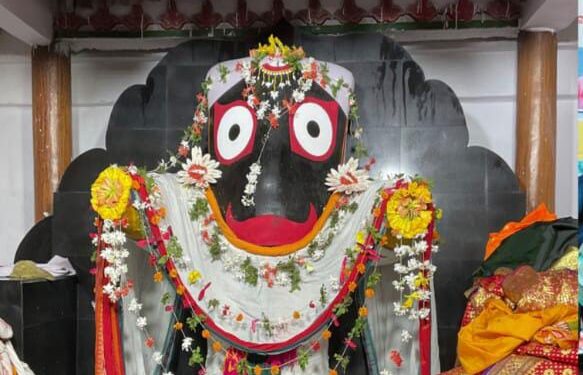 ଶ୍ରୀଦଧିବାମନଜୀଉ ଙ୍କୁ ଆଡ଼ପ ମଣ୍ଡପରେ ଦର୍ଶନ କରିଲେ ଭକ୍ତ