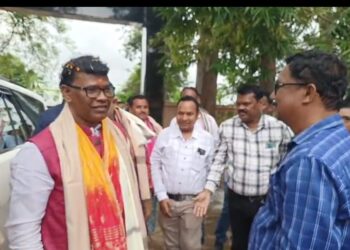 ଜଙ୍ଗଲ ଓ ପରିବେଶ ମନ୍ତ୍ରୀଙ୍କ କଲମପୁର ଗସ୍ତ, ମାଁଙ୍କ ପାଇଁ ଗଛଟିଏ ଓ ମିଶ୍ରଣ ପର୍ବ କାର୍ଯ୍ୟକ୍ରମରେ ଯୋଗଦେଲେ