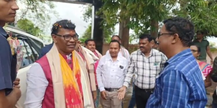 ଜଙ୍ଗଲ ଓ ପରିବେଶ ମନ୍ତ୍ରୀଙ୍କ କଲମପୁର ଗସ୍ତ, ମାଁଙ୍କ ପାଇଁ ଗଛଟିଏ ଓ ମିଶ୍ରଣ ପର୍ବ କାର୍ଯ୍ୟକ୍ରମରେ ଯୋଗଦେଲେ