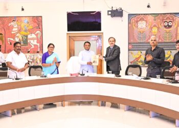 ମୁଖ୍ୟମନ୍ତ୍ରୀଙ୍କୁ ଅନ୍ତରୀଣ ରିପୋର୍ଟ ପ୍ରଦାନ କଲେ ଷଷ୍ଠ ରାଜ୍ୟ ଅର୍ଥ କମିଶନ