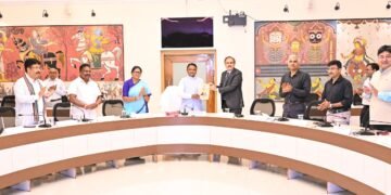 ମୁଖ୍ୟମନ୍ତ୍ରୀଙ୍କୁ ଅନ୍ତରୀଣ ରିପୋର୍ଟ ପ୍ରଦାନ କଲେ ଷଷ୍ଠ ରାଜ୍ୟ ଅର୍ଥ କମିଶନ
