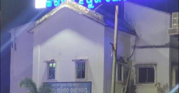 କାମରେ ଆସୁନି ଲକ୍ଷଲକ୍ଷ ଟଙ୍କା  ଖର୍ଚ୍ଚରେ ନିର୍ମିତ ଗୋଷ୍ଠୀ ଶୌଚାଳୟ