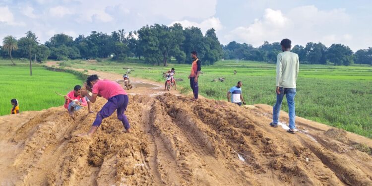 ଲଗାଣ ବର୍ଷାରେ ଭାଙ୍ଗିଥିବା କଲଭର୍ଟକୁ ୨ଟ୍ରିପ୍ ମାଟି ପକାଇ ଡିଣ୍ଡିମ ପିଟୁଛି ପଞ୍ଚାୟତ ପ୍ରଶାସନ