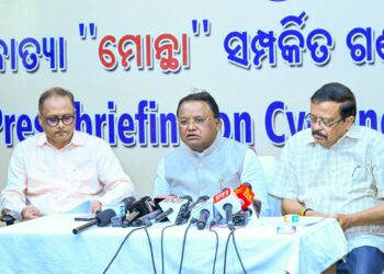 ସ୍ୱତନ୍ତ୍ର ରିଲିଫ୍ କମିଶନରଙ୍କ କଣ୍ଟ୍ରୋଲରୁମ୍  ପରିଦର୍ଶନ କଲେ ମୁଖ୍ୟମନ୍ତ୍ରୀ