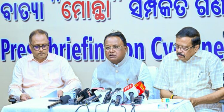 ସ୍ୱତନ୍ତ୍ର ରିଲିଫ୍ କମିଶନରଙ୍କ କଣ୍ଟ୍ରୋଲରୁମ୍  ପରିଦର୍ଶନ କଲେ ମୁଖ୍ୟମନ୍ତ୍ରୀ