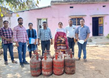 ପୁଲିସ ହୋମଗାର୍ଡ କରୁଥିଲା ବେଆଇନ ଏଲପିଜି ଗ୍ୟାସ ବେପାର