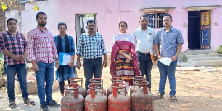 ପୁଲିସ ହୋମଗାର୍ଡ କରୁଥିଲା ବେଆଇନ ଏଲପିଜି ଗ୍ୟାସ ବେପାର