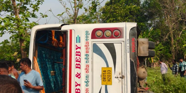 ଖେଡାପଡା ଗାଁ ନିକଟରେ ଭୟାବହ ବସ୍ ଦୁର୍ଘଟଣା