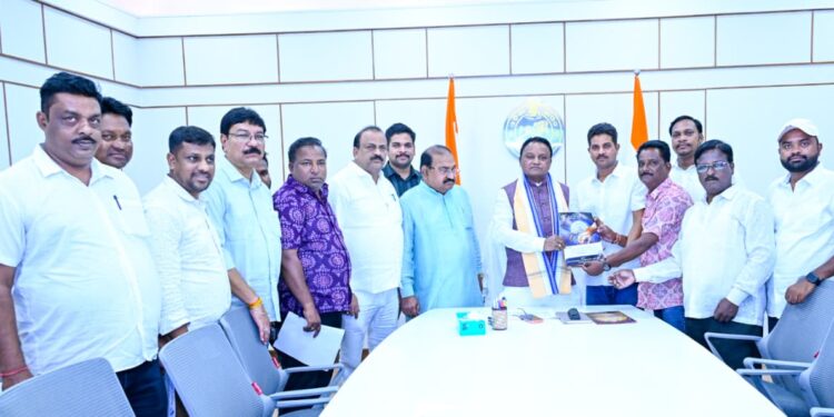 ସମ୍ୱଲପୁର ଓ ବରଗଡ଼ ବିଧାୟକମାନଙ୍କ ସହ  ମୁଖ୍ୟମନ୍ତ୍ରୀଙ୍କ ଆଲୋଚନା