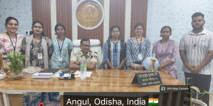 ପୋଲିସ କାର୍ଯ୍ୟପ୍ରଣାଳୀ ଜାଣିବାକୁ ଥାନା ପରିଦର୍ଶନ କଲେ କଲେଜ ଛାତ୍ରଛାତ୍ରୀ